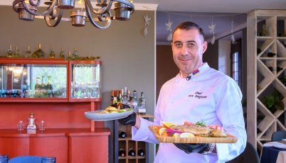 Յուրան ռեստորանային գործում է արդեն 26 տարի. սկզբում աշխատել է խոհարարի օգնական, հետո մեկնել է երկրից, վարպետացել, բայց կրկին վերադարձել հայրենի գյուղ՝ Ծաղկունք։